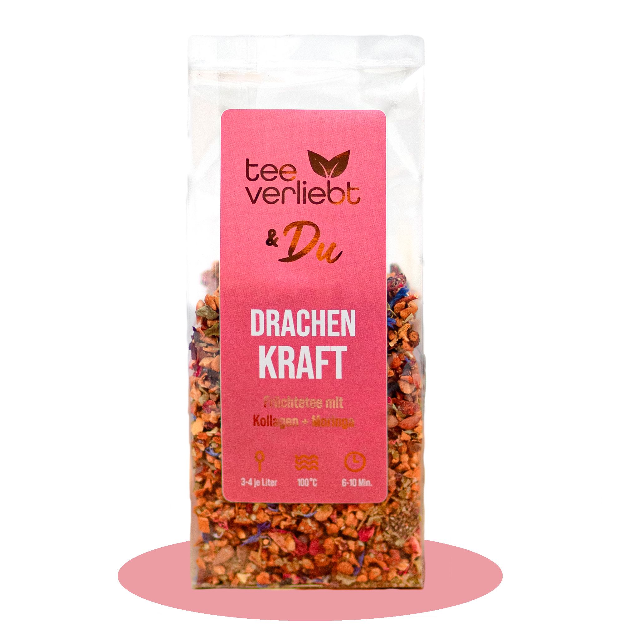 Transparente Verpackung mit losem Früchtetee. Rosa Etikett mit "teeverliebt & Du" und "Drachenkraft".