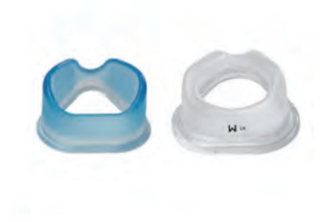 Zwei Silikonringe, einer blau, einer transparent mit 'M' Kennzeichnung.