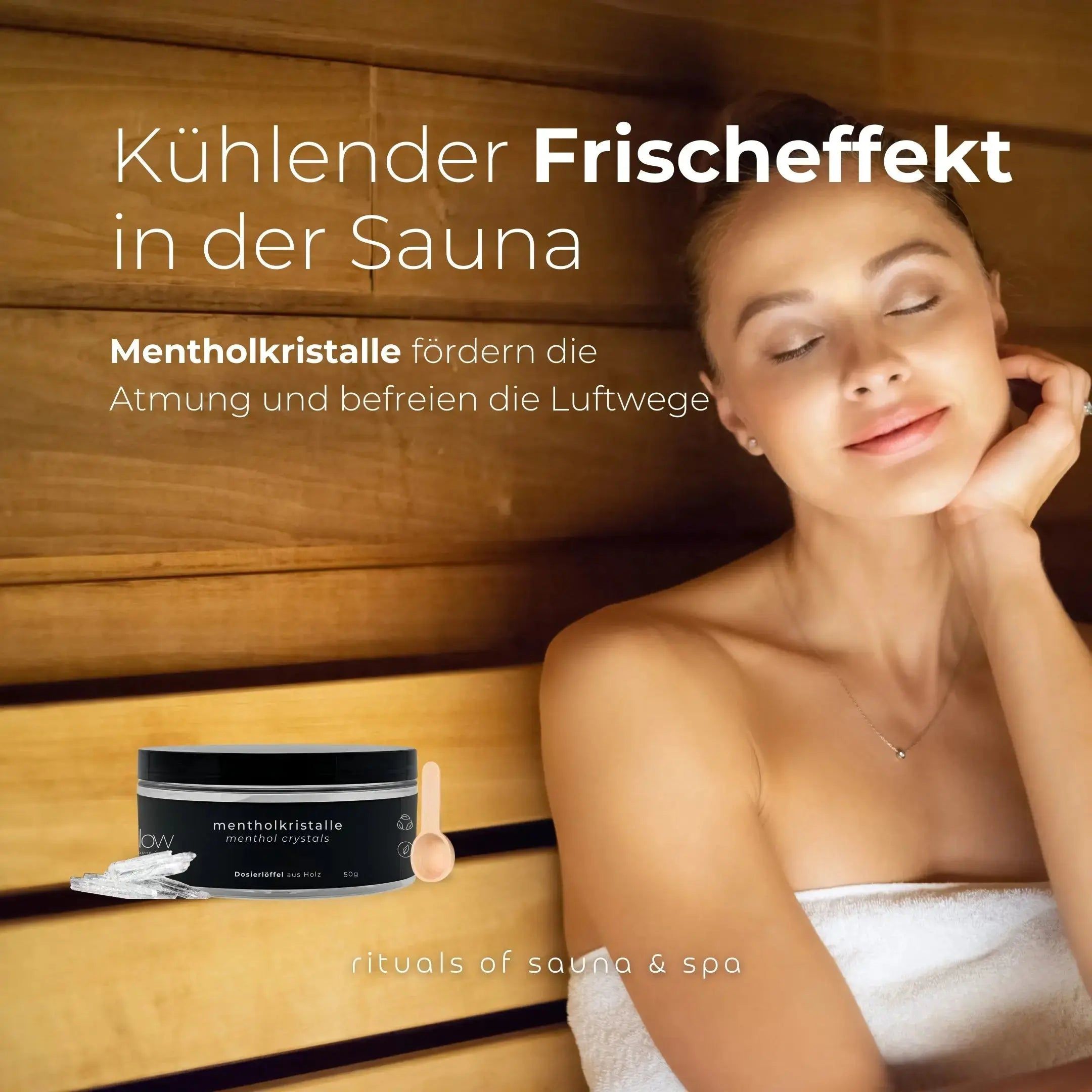 Frau in Sauna, neben Produktbehälter mit Holzlöffel. Text: Kühlender Frischeeffekt in der Sauna. Mentholkristalle fördern die Atmung.