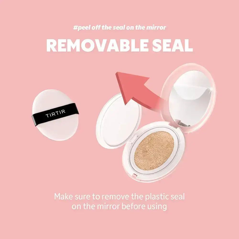 Make-up-Kompaktpuder mit Spiegel und Applikator. Der Spiegel hat eine Schutzfolie. Text: „Removable Seal“ und Anweisungen zur Entfernung.