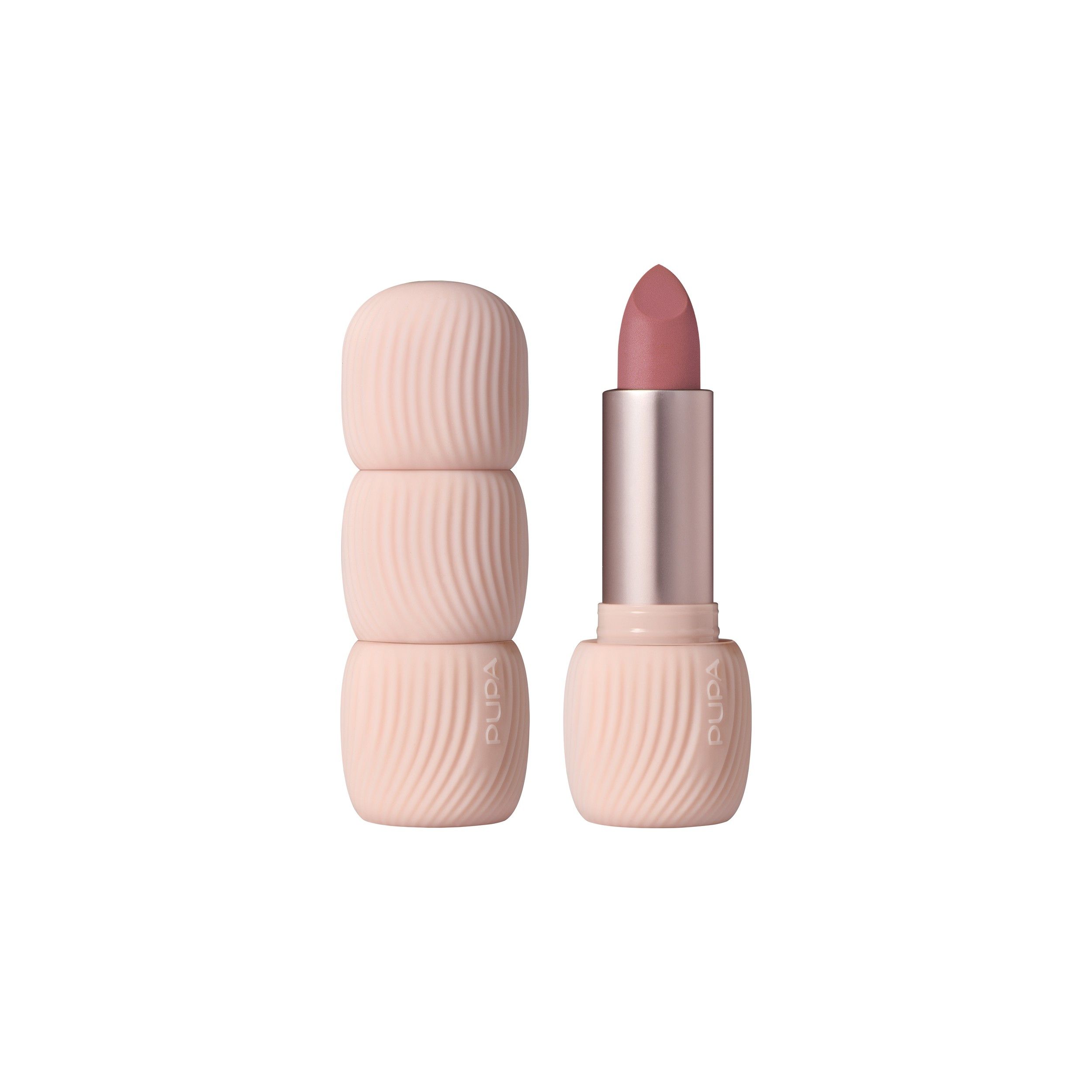 Ein matter Lippenstift in einem zartrosa Farbton mit geripptem, hellem Gehäuse und silbernem Schaft.