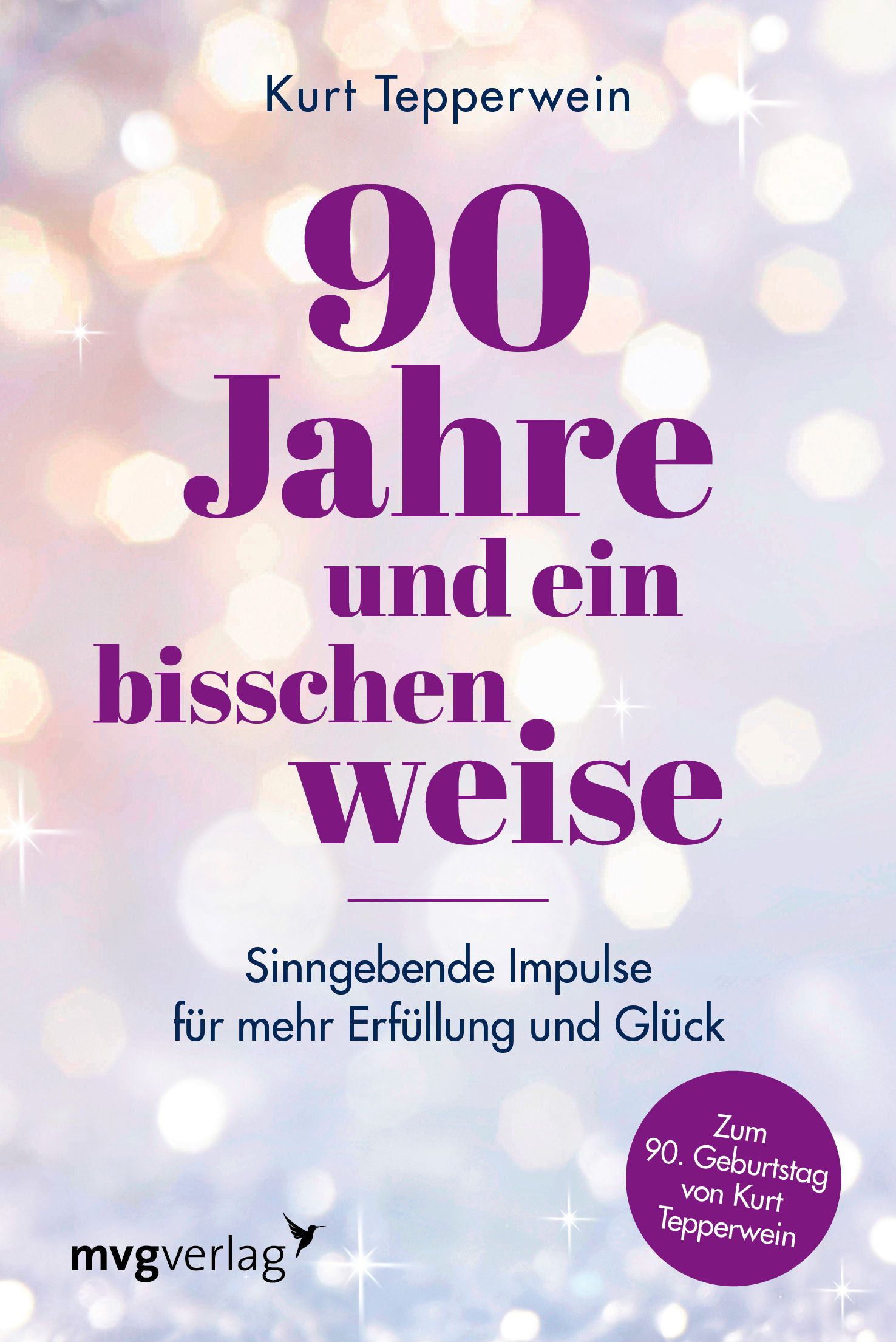 Buchcover mit Titel "90 Jahre und ein bisschen weise". Autor: Kurt Tepperwein. Verlag: mvgverlag. Lila Schrift auf hellem Hintergrund.