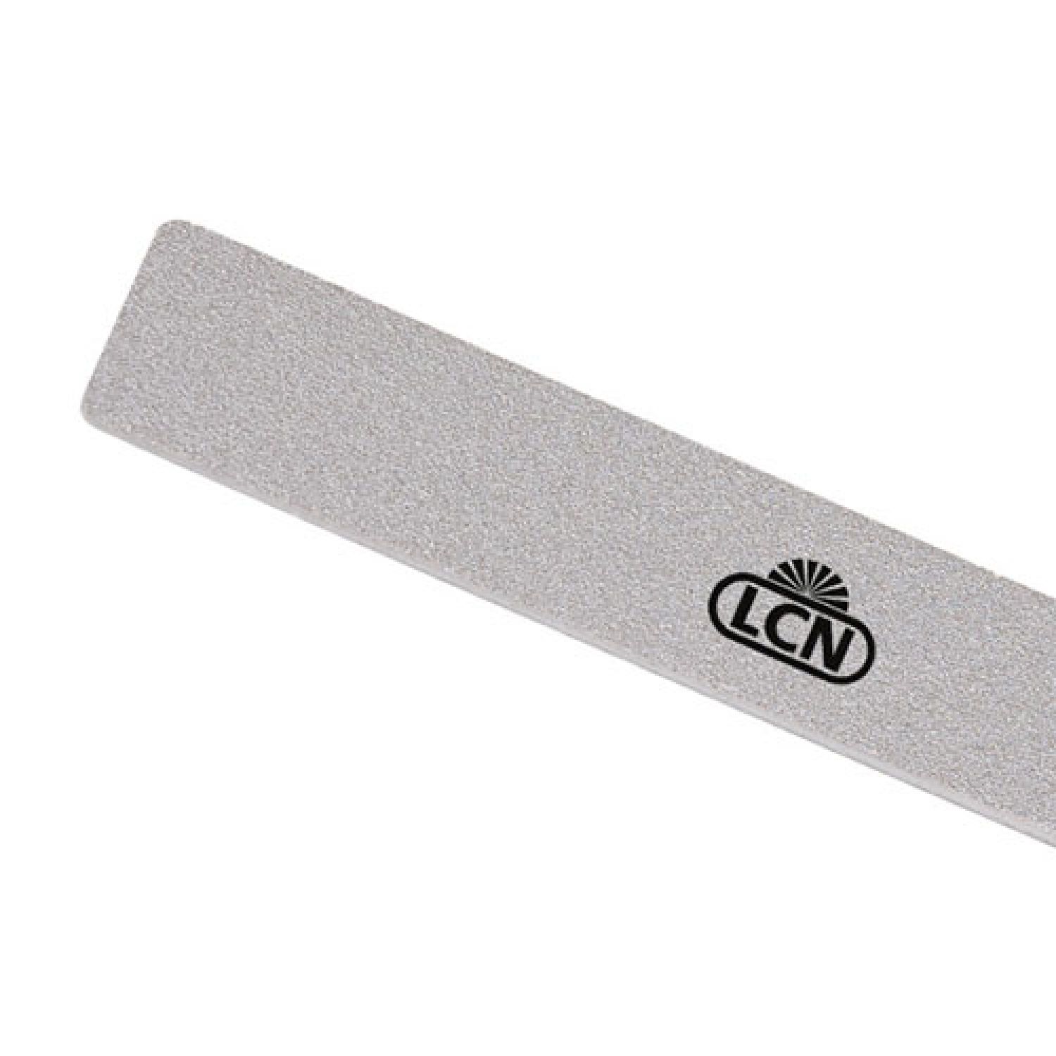 Nagelfeile mit grauem, rauem Schleifpapier. LCN-Logo in Schwarz. Rechteckige Form.