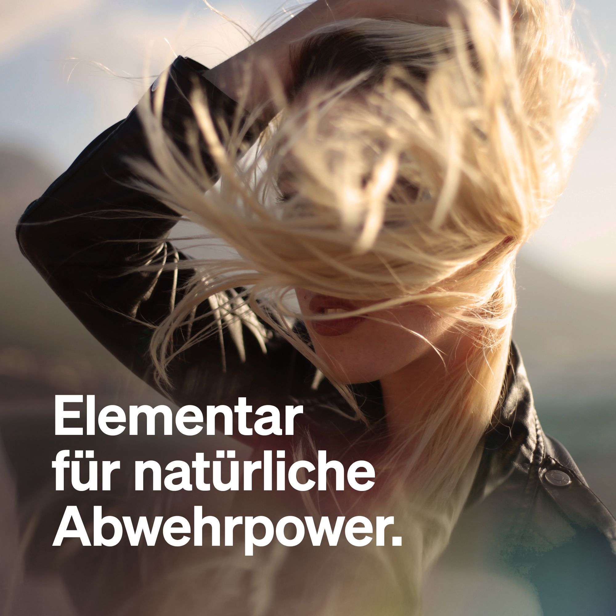 Eine Frau mit wehenden Haaren. Text: Elementar für natürliche Abwehrpower.