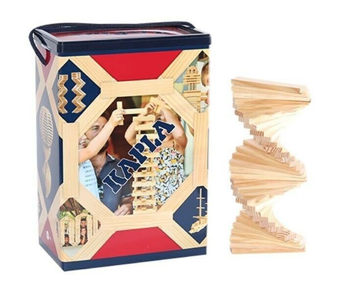 Box mit Holzbausteinen. Auf der Box ist das Kapla-Logo zu sehen. Daneben eine Spirale aus Holzbausteinen.
