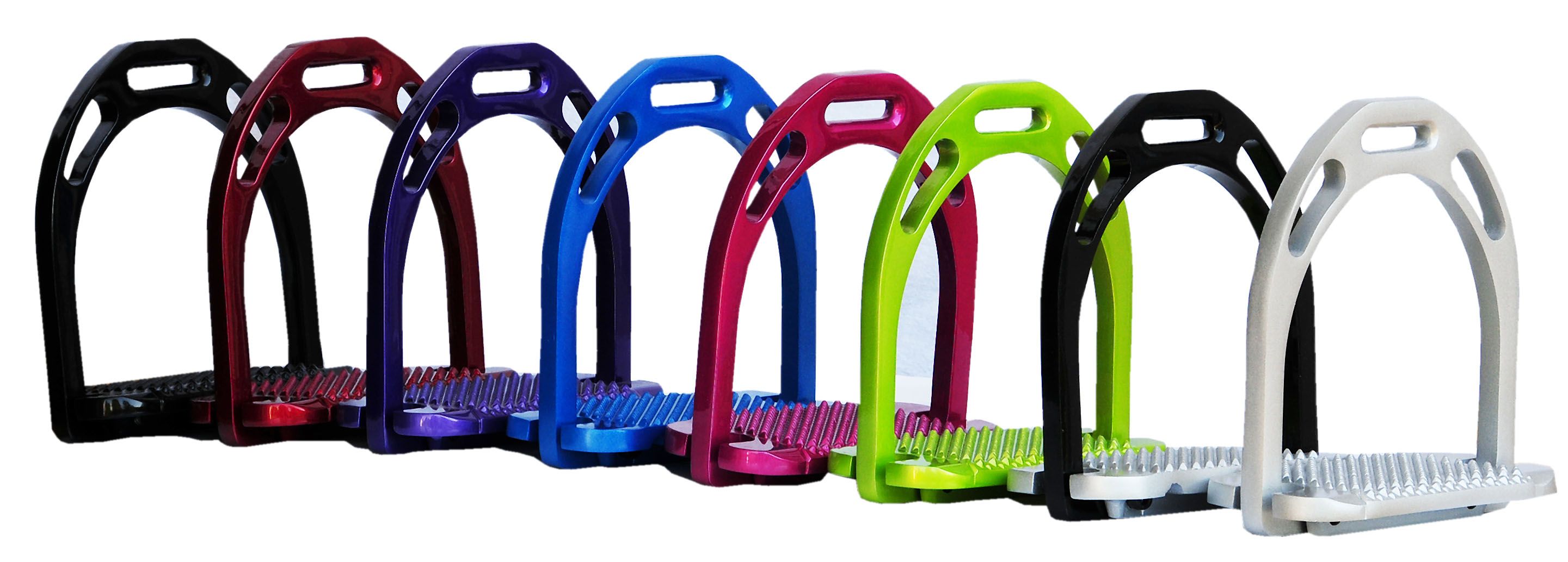 Sieben verschiedenfarbige Steigbügel aus Aluminium. Die Trittflächen sind silberfarben und mit Noppen versehen.