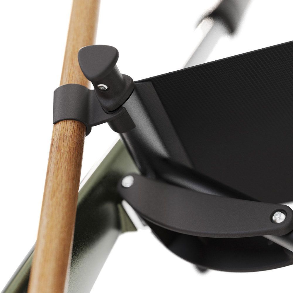 Nahaufnahme des Carbon Overland Stockhalters. Grüner Rahmen, Holzstab, schwarze Halterung, schwarzes Band.