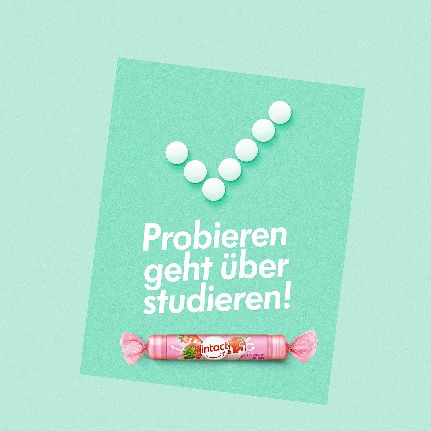 Eine Erdbeer-Joghurt Traubenzucker Rolle neben einem grünen Blatt. Tabletten bilden ein Häkchen. Text: Probieren geht über studieren!