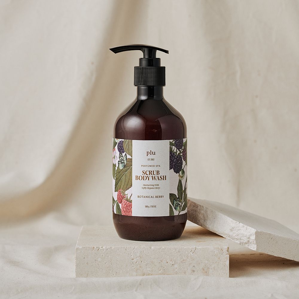 Duschgel-Flasche mit Pumpe auf einem Podest. Etikett mit Produktnamen und botanischen Illustrationen. Schwarze Pumpe. Produktname: Scrub Body Wash Botanical Berry.