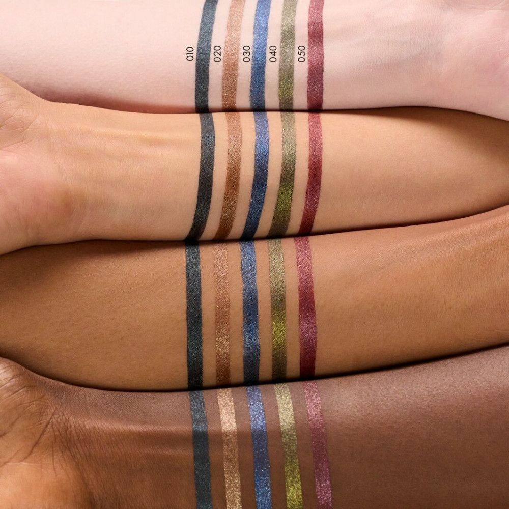 Arme mit verschiedenen Hauttönen zeigen Farbmuster von Kajalstiften. Verschiedene Farben.