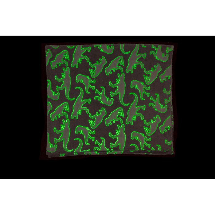 Dunkle Kuscheldecke mit leuchtenden grünen Dinosaurier-Konturen. Quadratisch, Muster wiederholt sich. Im Dunkeln.