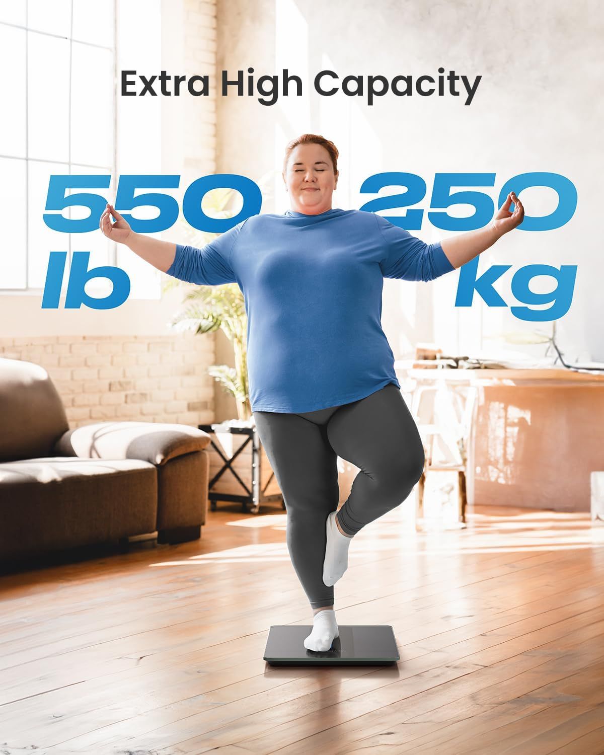 Digitale Personenwaage. Kapazität: 550 lb / 250 kg. Person steht auf der Waage. Schwarzes Design.