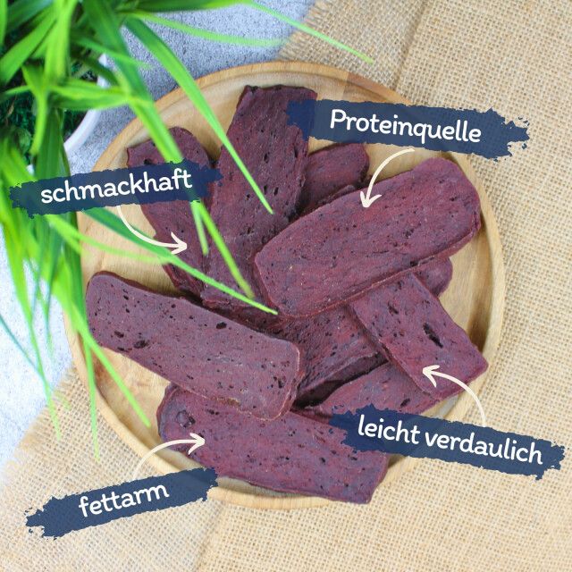 Rindfleischstreifen auf einem Holztablett. Beschriftungen: schmackhaft, Proteinquelle, leicht verdaulich, fettarm.