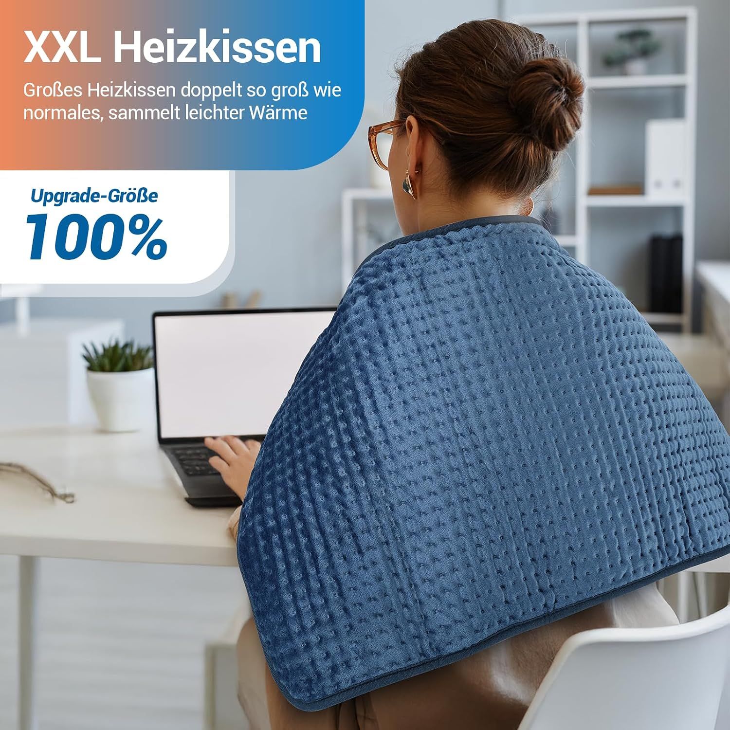 Frau mit blauem Heizkissen im Nackenbereich vor einem Laptop.