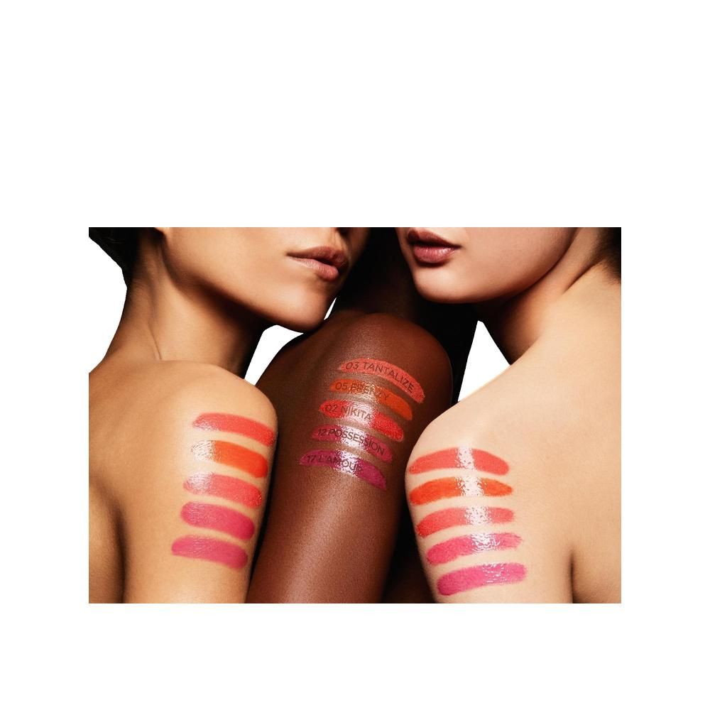 Drei Frauen mit Lippenstift-Swatches auf Schultern. Verschiedene Hauttöne. Verschiedene Rottöne und Pinktöne.