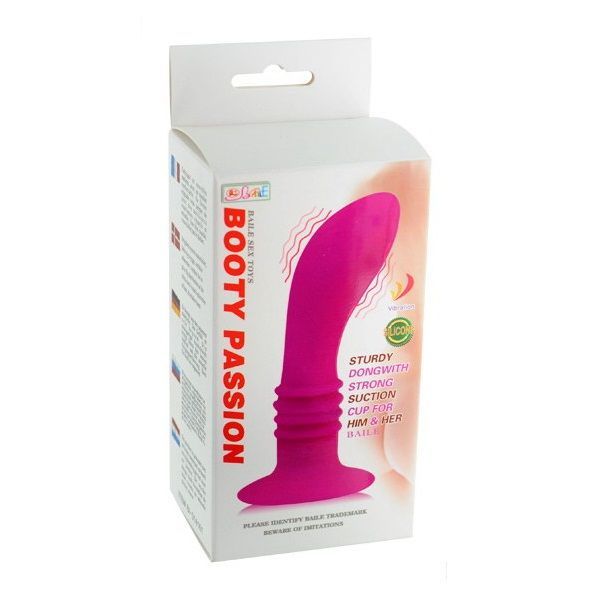 Pinkfarbener Anal Plug in Verpackung. Aufschrift: Booty Passion. Mit Saugnapf. Verpackung mit Produktabbildung.