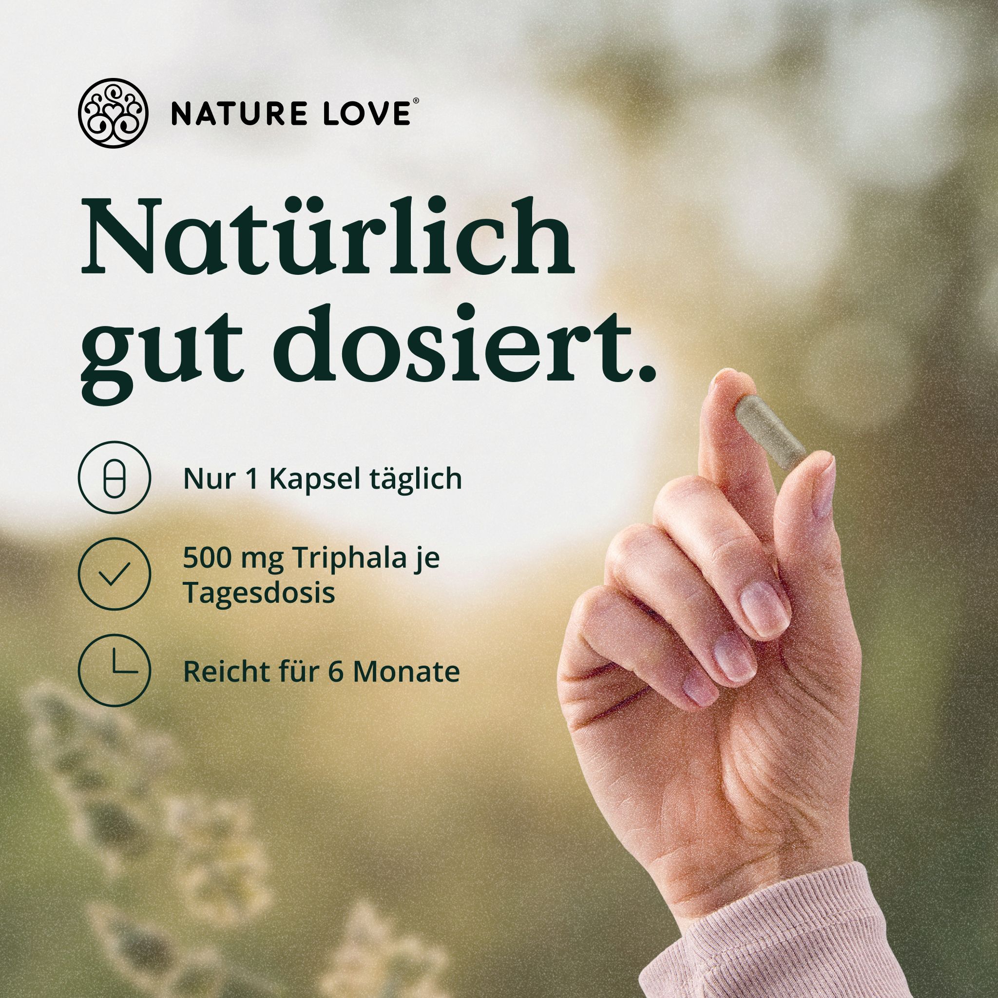 Hand hält eine Kapsel vor unscharfem Hintergrund. Text: 'Natürlich gut dosiert.'