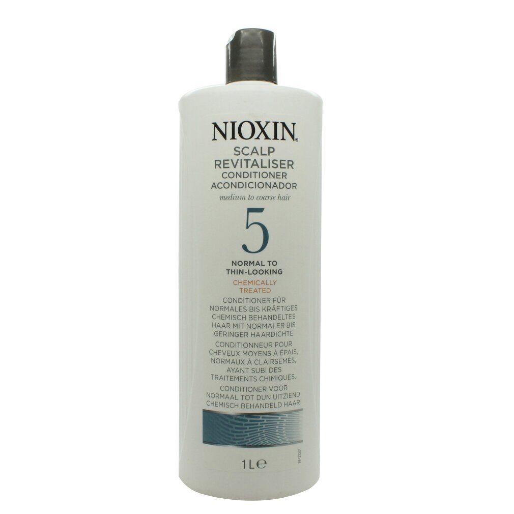 Flasche mit Nioxin Scalp Revitaliser Conditioner. Weißes Etikett mit blauer Schrift und Nummer 5. Für chemisch behandeltes Haar.