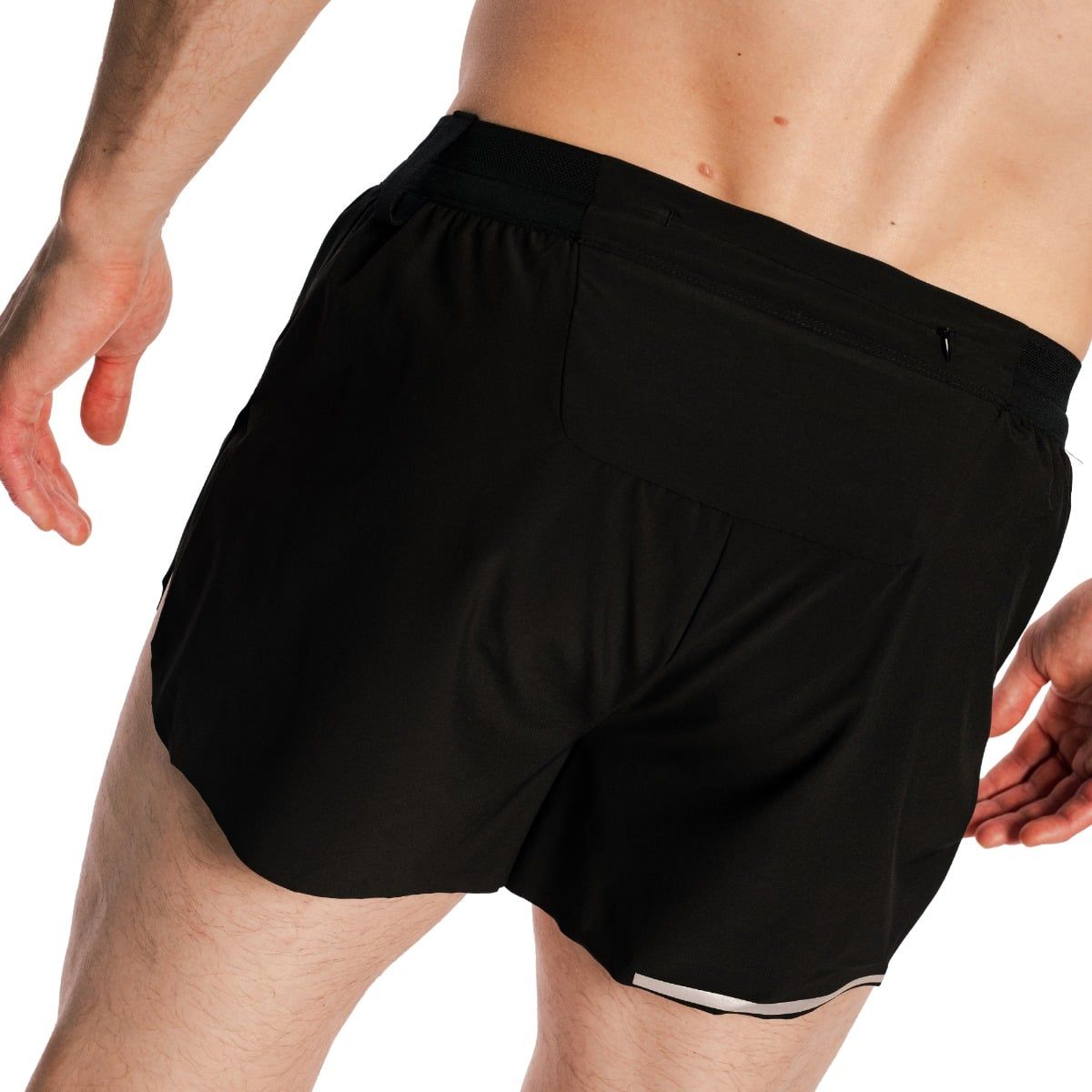 Rückansicht schwarzer Laufshorts für Männer. Elastischer Bund und kleiner Reißverschlusstasche.