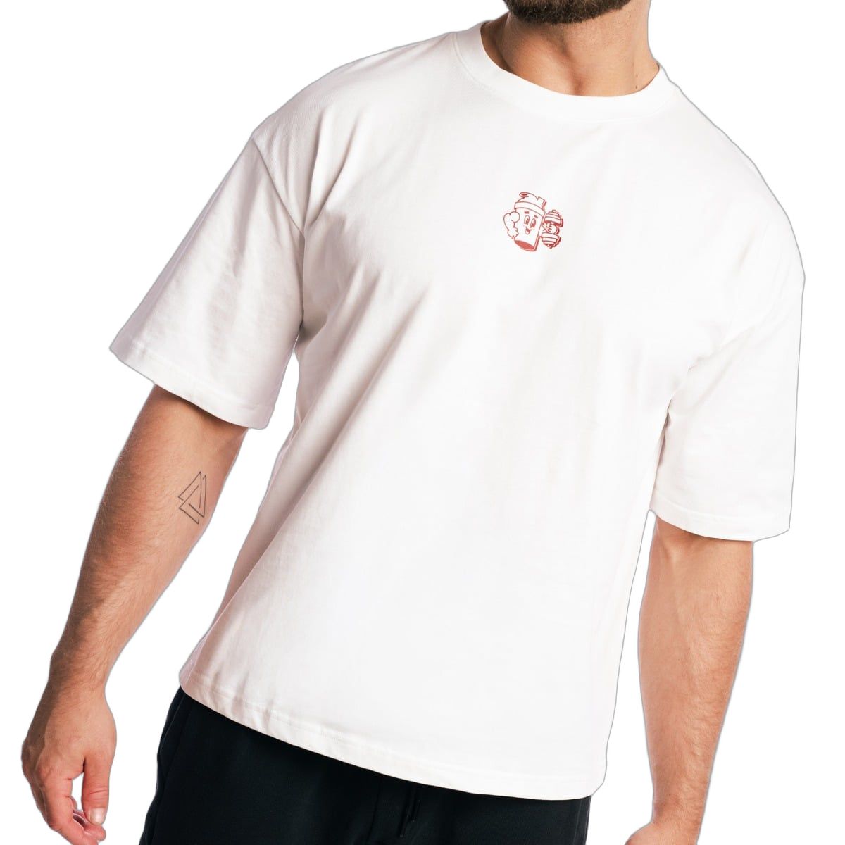 Herren Boxy-Oversized T-Shirt in Weiß, leicht gedreht, mit kleinem roten Logo auf der Brust.