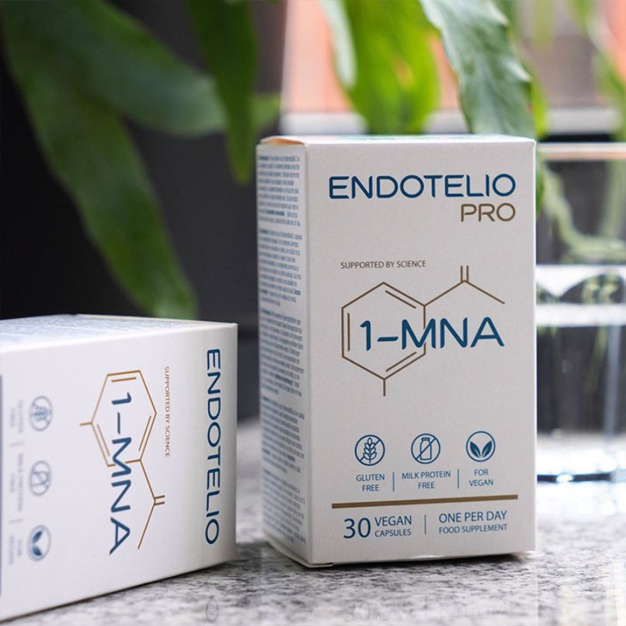 Zwei Schachteln mit Kapseln. Aufschrift: Endotelio PRO, 1-MNA, 30 vegane Kapseln. Glutenfrei, milchproteinfrei, vegan. Produktverpackung.