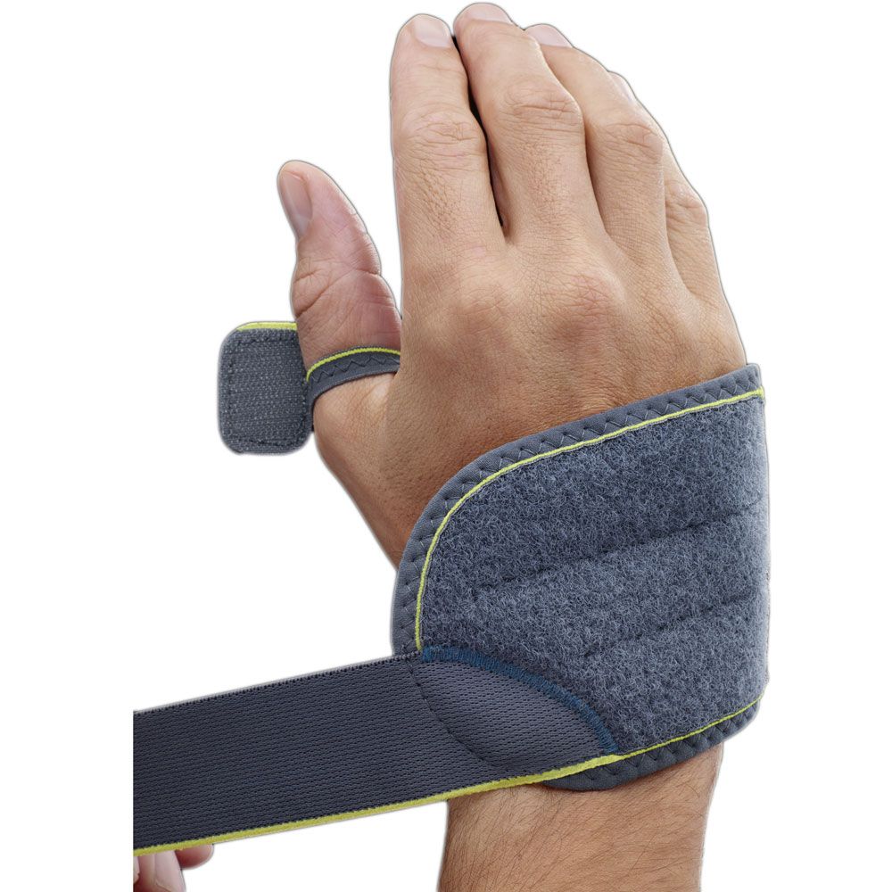 Graue Handgelenkbandage mit gelben Akzenten und Daumenschlaufe, auf einem Handrücken.