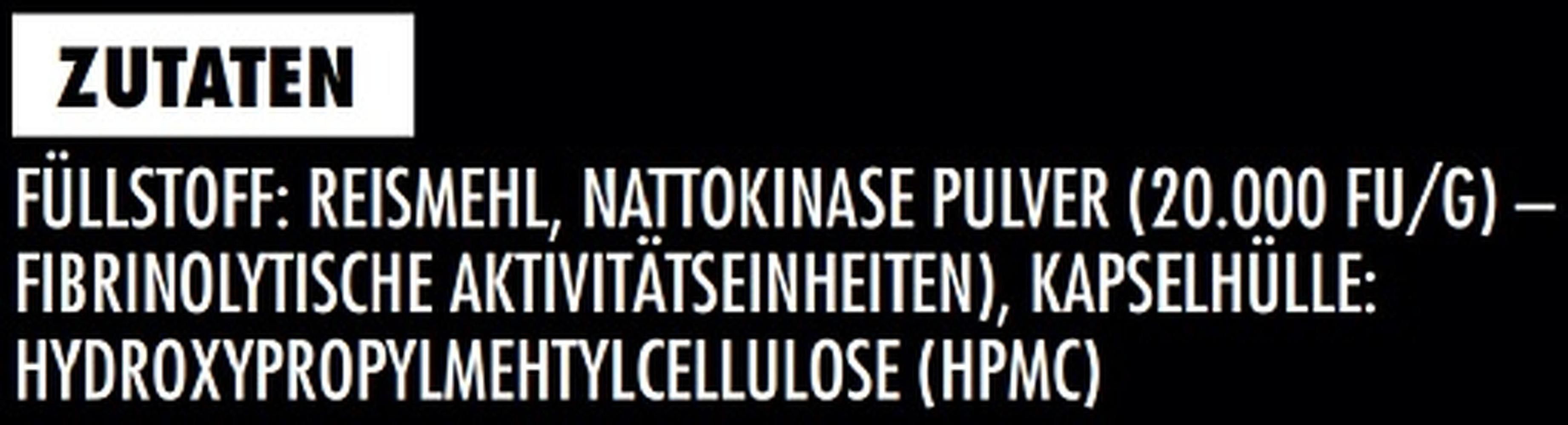 Zutatenliste auf schwarzem Hintergrund. Enthält Reismehl, Nattokinase-Pulver und Kapselhülle aus HPMC.
