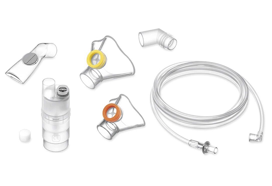 Inhalator-Zubehör: Masken, Mundstück, Winkelstück, Schlauch und Vernebler. Transparente Kunststoffteile mit gelben und orangen Akzenten.