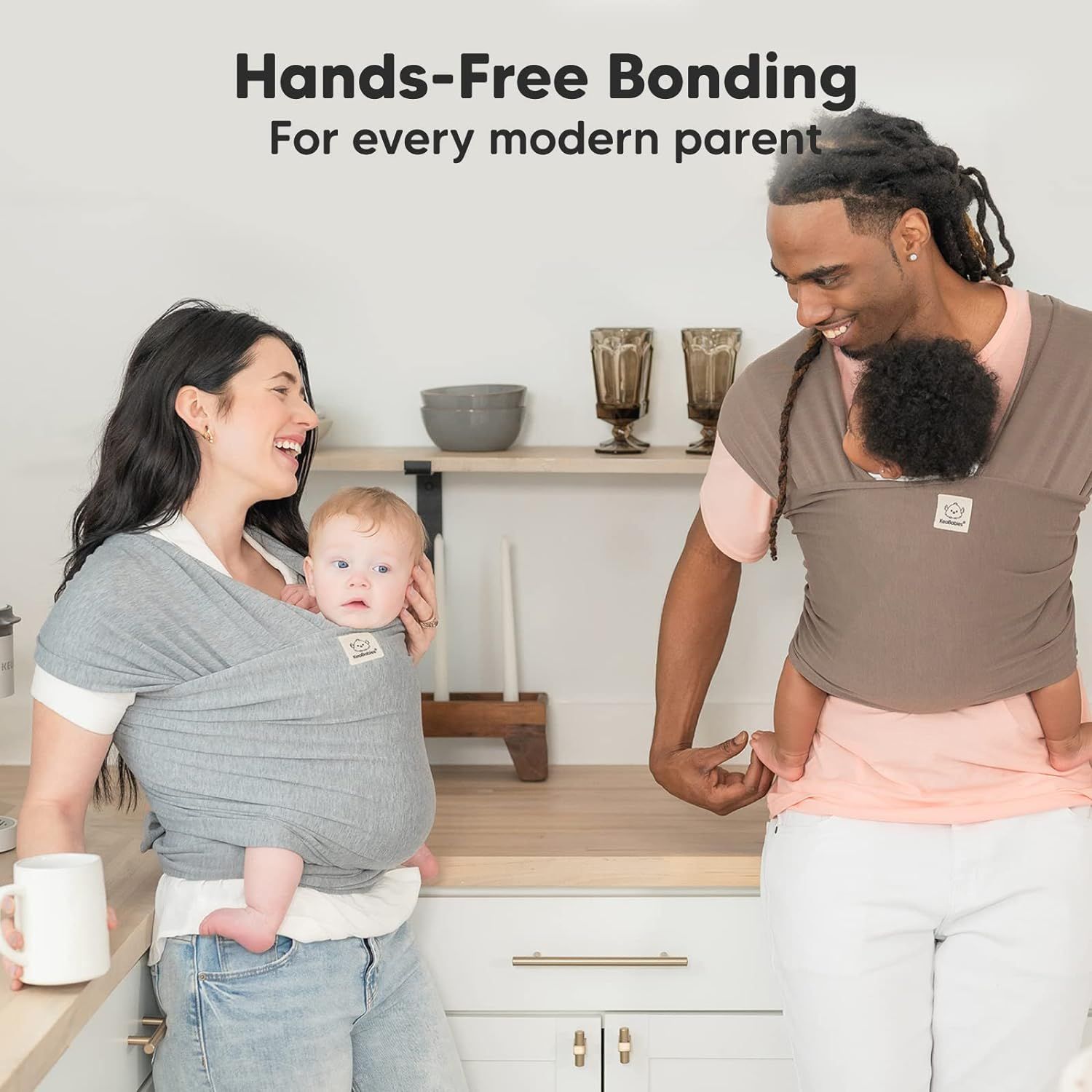 Mehrere Personen mit KeaBabies Babytragetüchern. Hands-Free Bonding für jeden modernen Elternteil. Eine Mutter und ein Vater tragen Babys in grauen und braunen Tragetüchern.