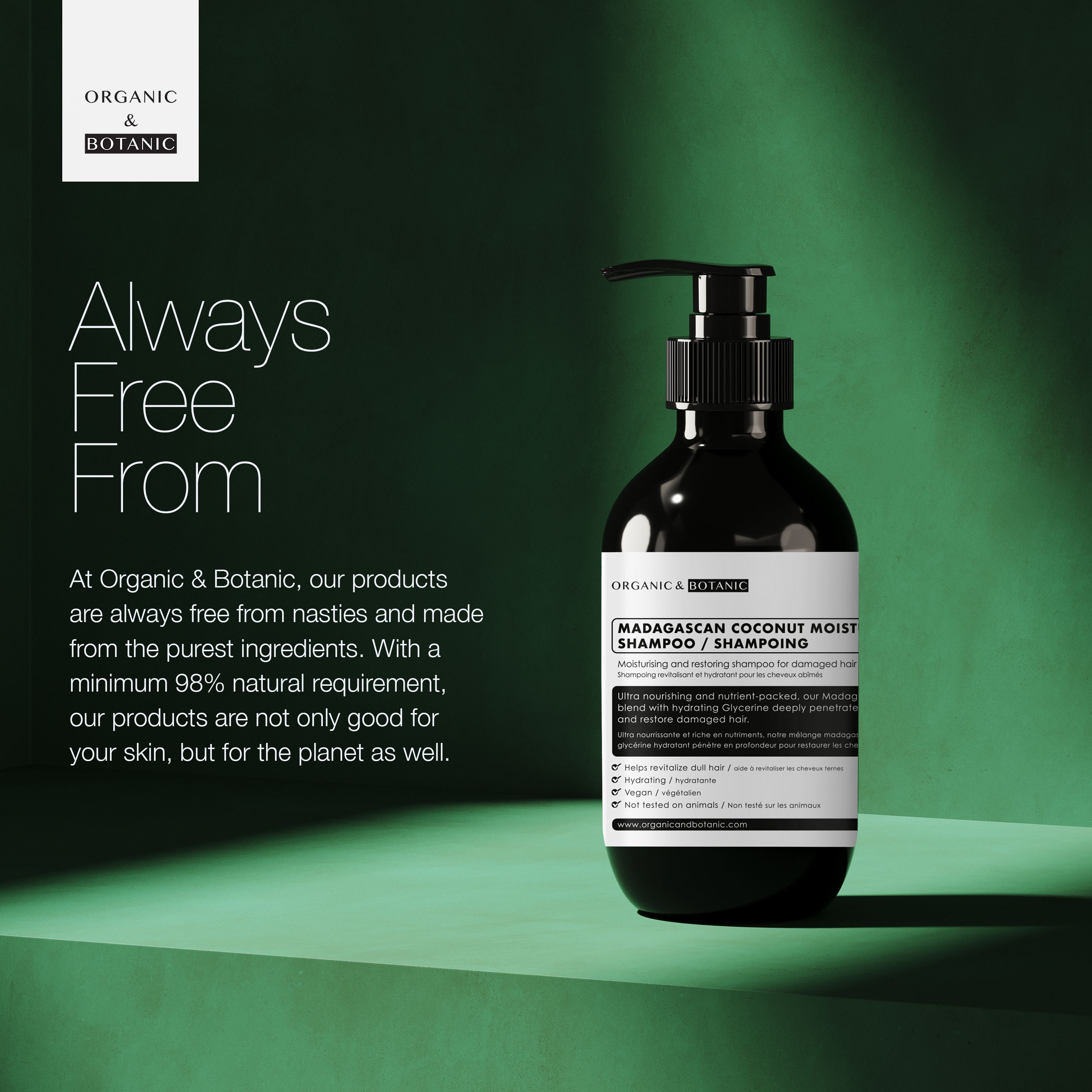Braune Flasche mit schwarzem Pumpverschluss. Etikett mit Produktinformationen: Madagaskar Kokosnuss Feuchtigkeitsshampoo. Marke: Organic & Botanic. Hintergrund: Grün.