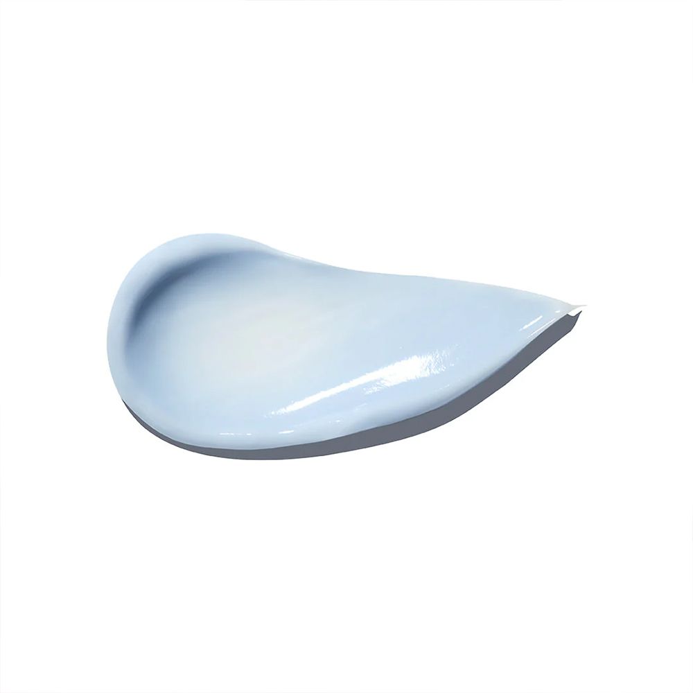 Ein Tupfer blauer Creme auf weißem Hintergrund.
