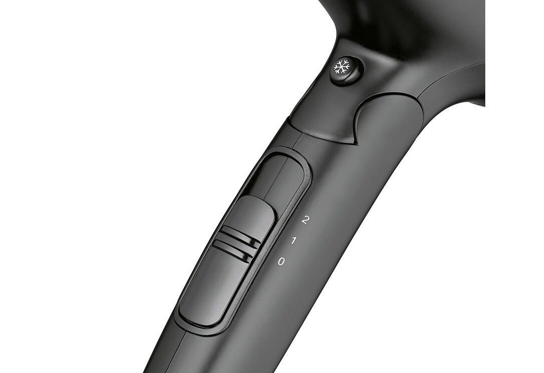 Nahaufnahme eines schwarzen Haartrockners. Schalter mit Ziffern 0, 1, 2 und Schneeflockensymbol.