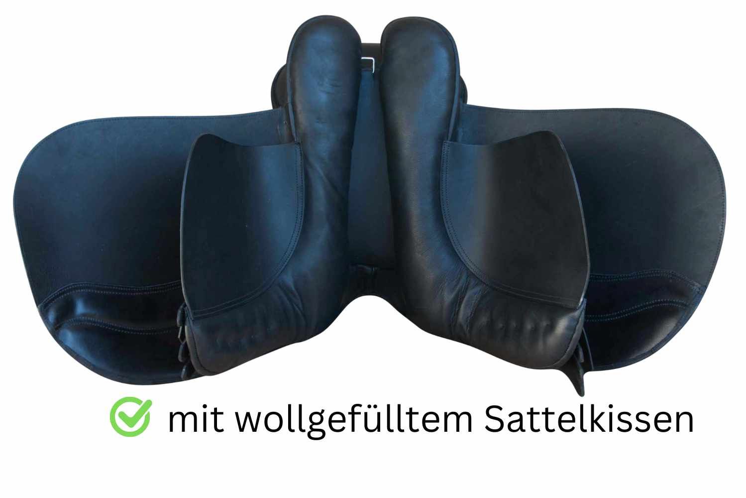 Schwarzer Sattel mit wollgefülltem Sattelkissen. Text: mit wollgefülltem Sattelkissen.