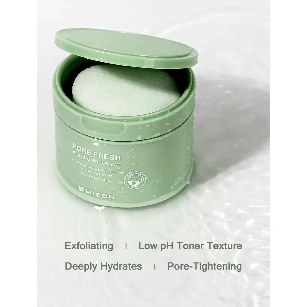 Grüne Dose mit Toner-Pads, geöffnet. Aufschrift: Pore Fresh Peeling Toner Pad. Marke: MIZON. Text: Exfolierend, Low pH Toner, Tief hydratisierend, Porenverfeinernd.
