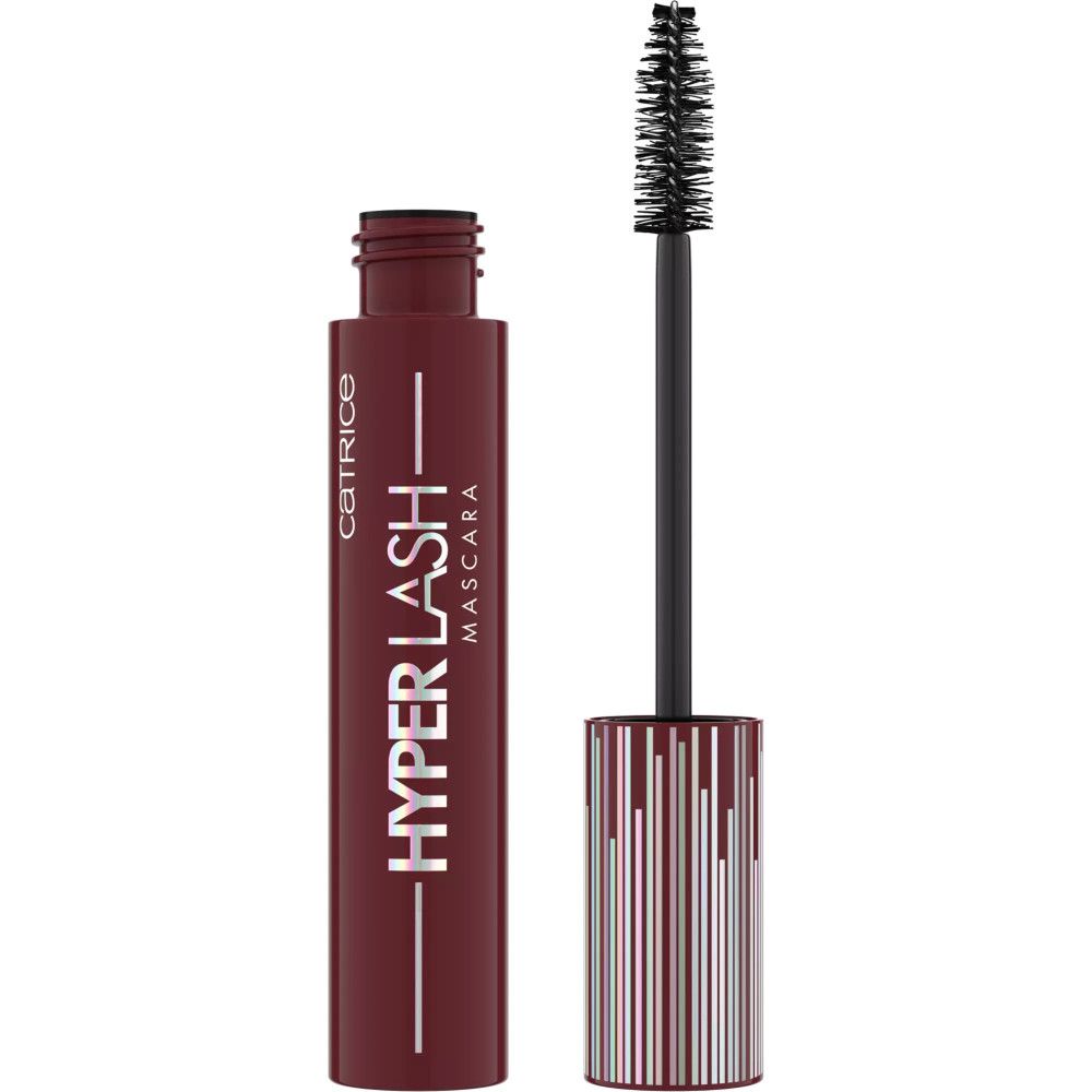 Catrice Hyper Lash Mascara. Dunkelrote Tube mit silberner Kappe. Bürste herausgezogen. Schwarze Mascara-Bürste.