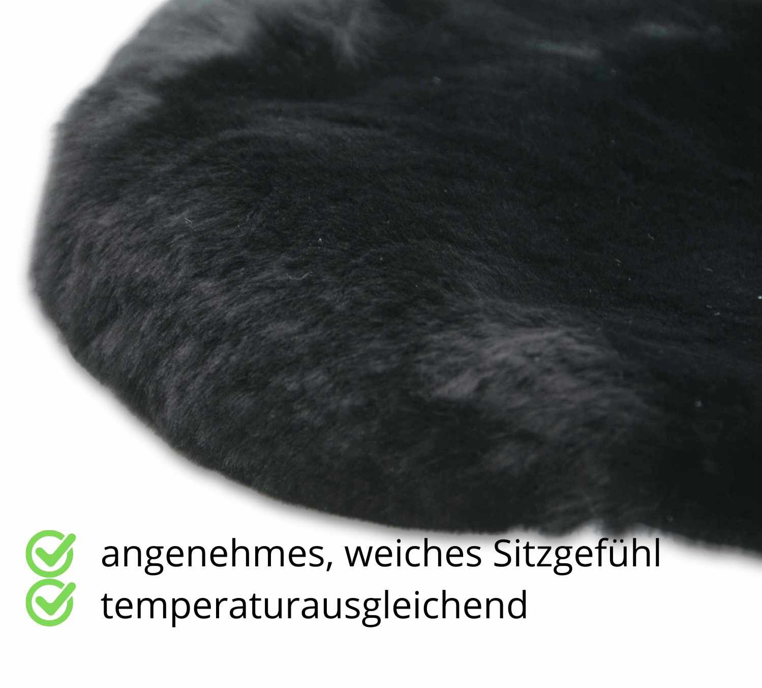Nahaufnahme eines schwarzen Lammfell Sattelsitzbezugs. Text: angenehmes, weiches Sitzgefühl, temperaturausgleichend.