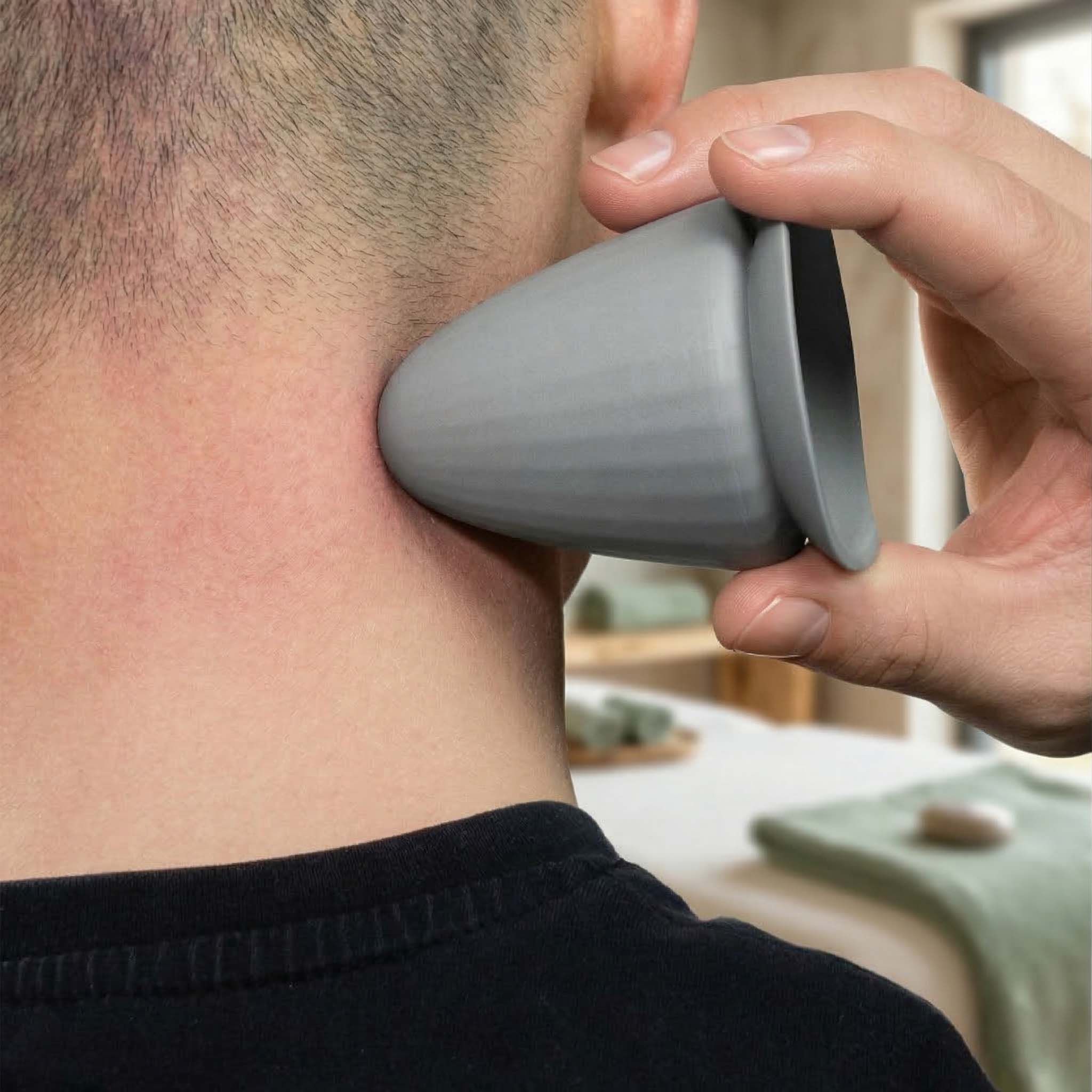 Graues, kegelförmiges Produkt wird am Hals einer Person verwendet. Hand hält das Produkt.