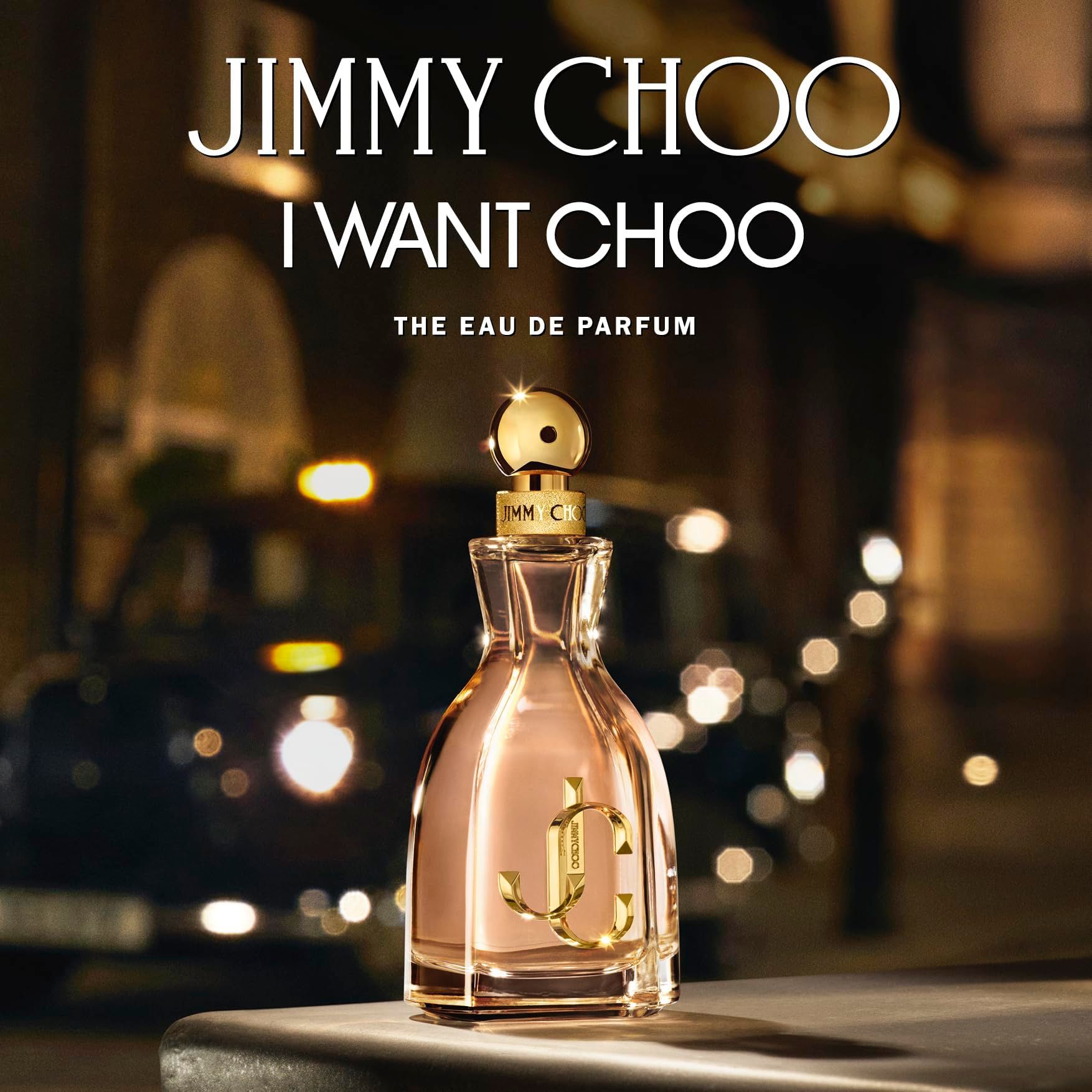 Parfümflakon mit goldfarbenem Verschluss und Logo. Rosa Flüssigkeit im Glasbehälter. Jimmy Choo I Want Choo.