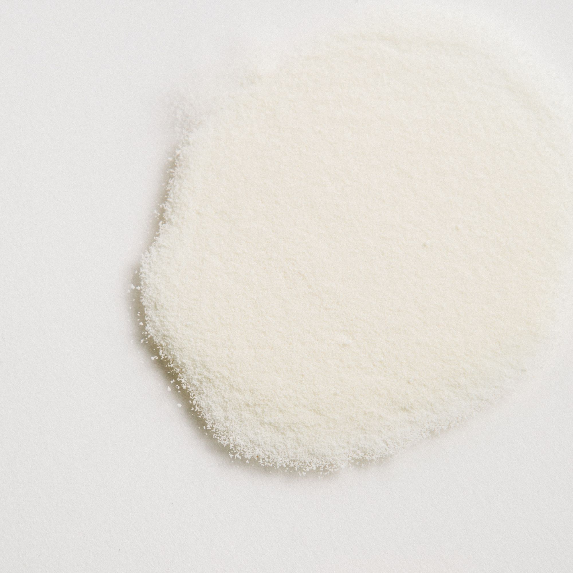 Haufen weißes Pulver auf weißem Untergrund. Nahaufnahme.