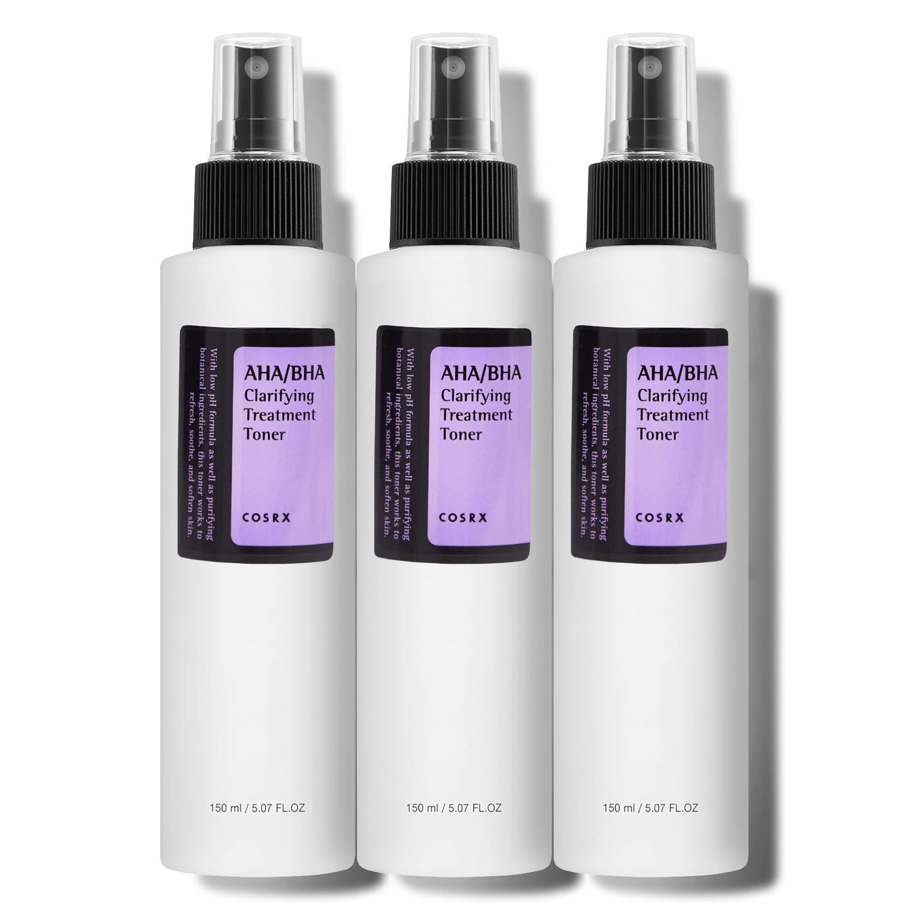 Drei weiße Flaschen mit schwarzem Sprühkopf. Etikett: AHA/BHA Clarifying Treatment Toner. Marke COSRX.