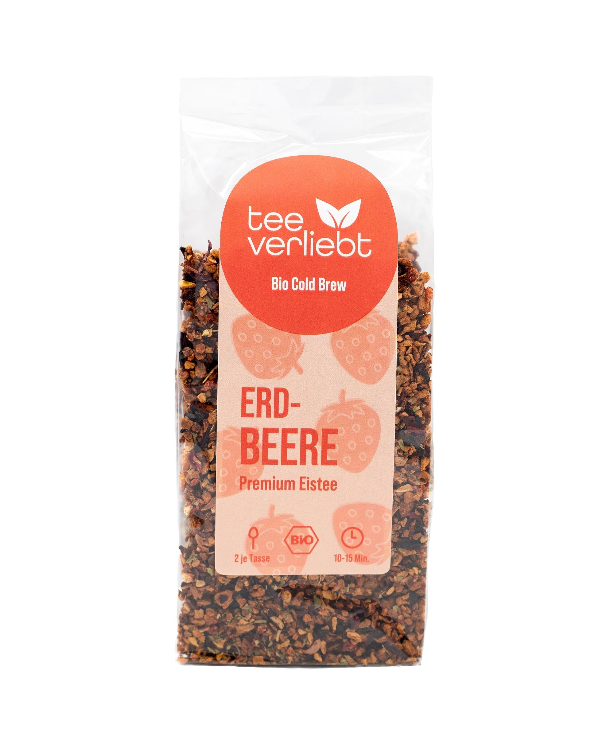 Transparente Verpackung mit Erdbeer-Eistee. Roter Aufkleber mit Logo und Schriftzug. BIO-Siegel.