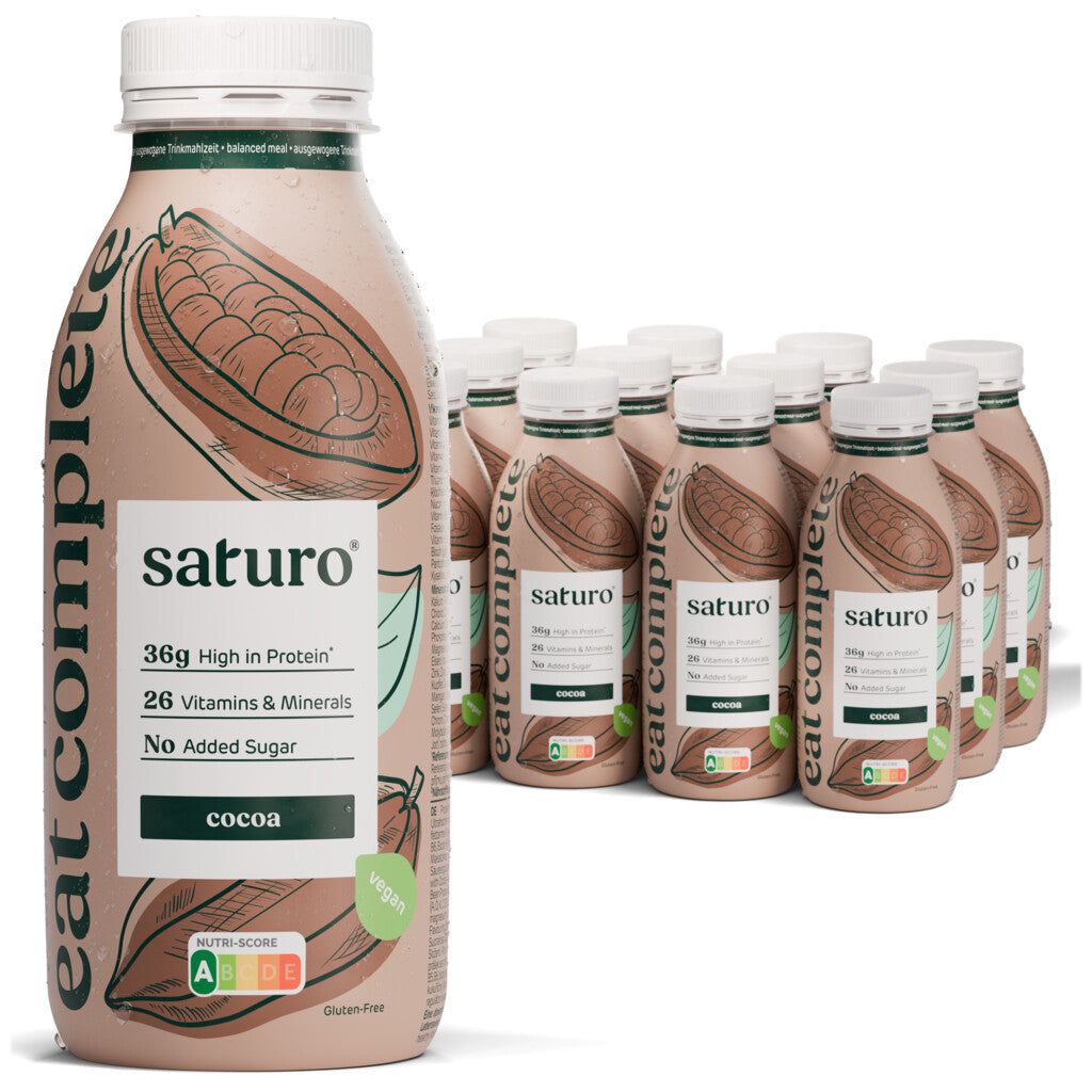 Mehrere Flaschen Trinknahrung. Aufschrift: saturo, 36g Protein, 26 Vitamine & Mineralien, ohne Zuckerzusatz. Kakao-Geschmack. Vegan.