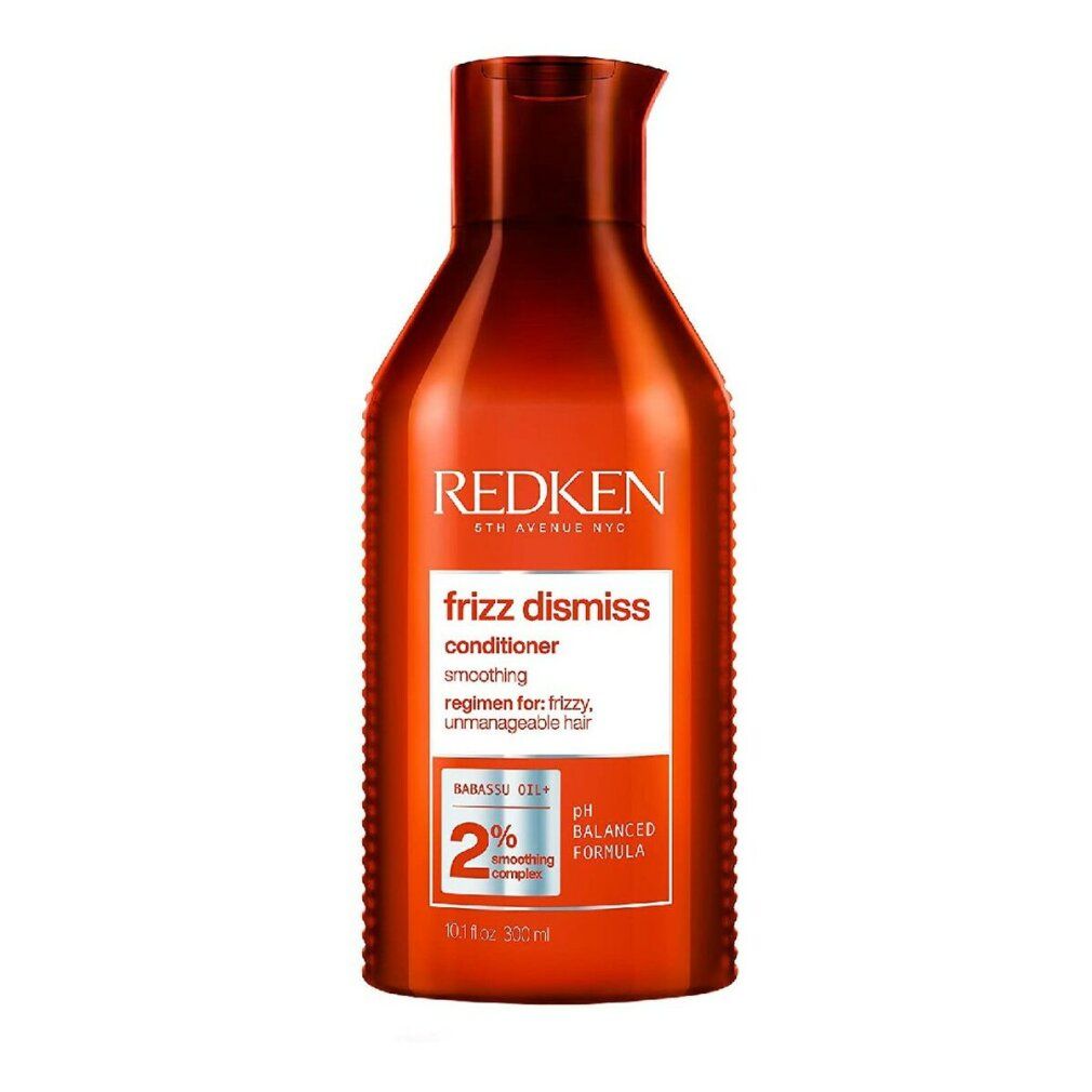 Rote Flasche Redken Frizz Dismiss Conditioner. Weißes Etikett mit Produktnamen und Informationen. 2% Smoothing Complex.