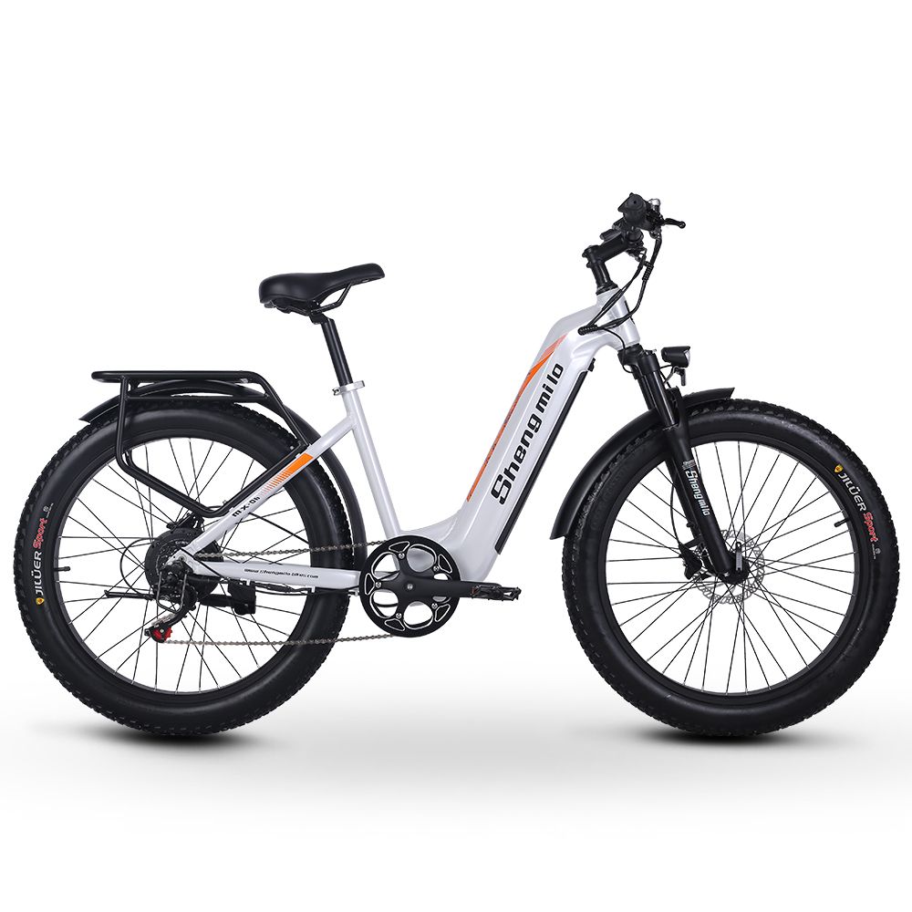 Weißes E-Bike mit schwarzen Reifen und Gepäckträger. Orangefarbene Akzente. Marke Shengmilo.