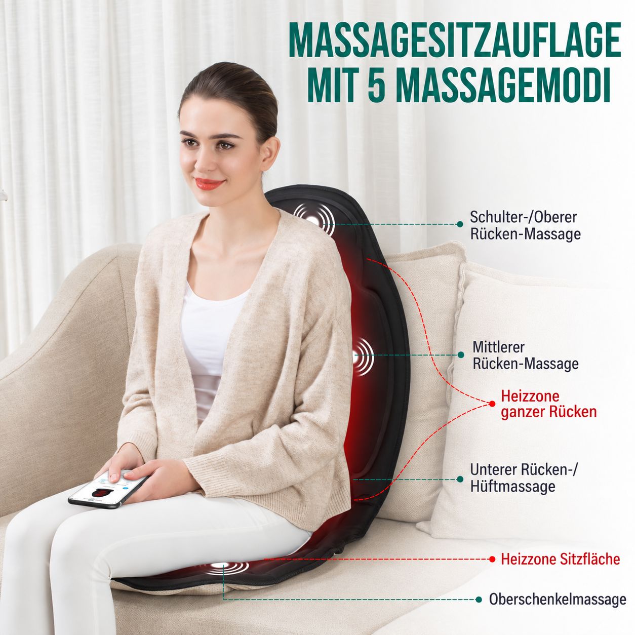 Schwarze Massage-Sitzauflage mit Heizzone und Fernbedienung, die auf einem Sofa liegt.