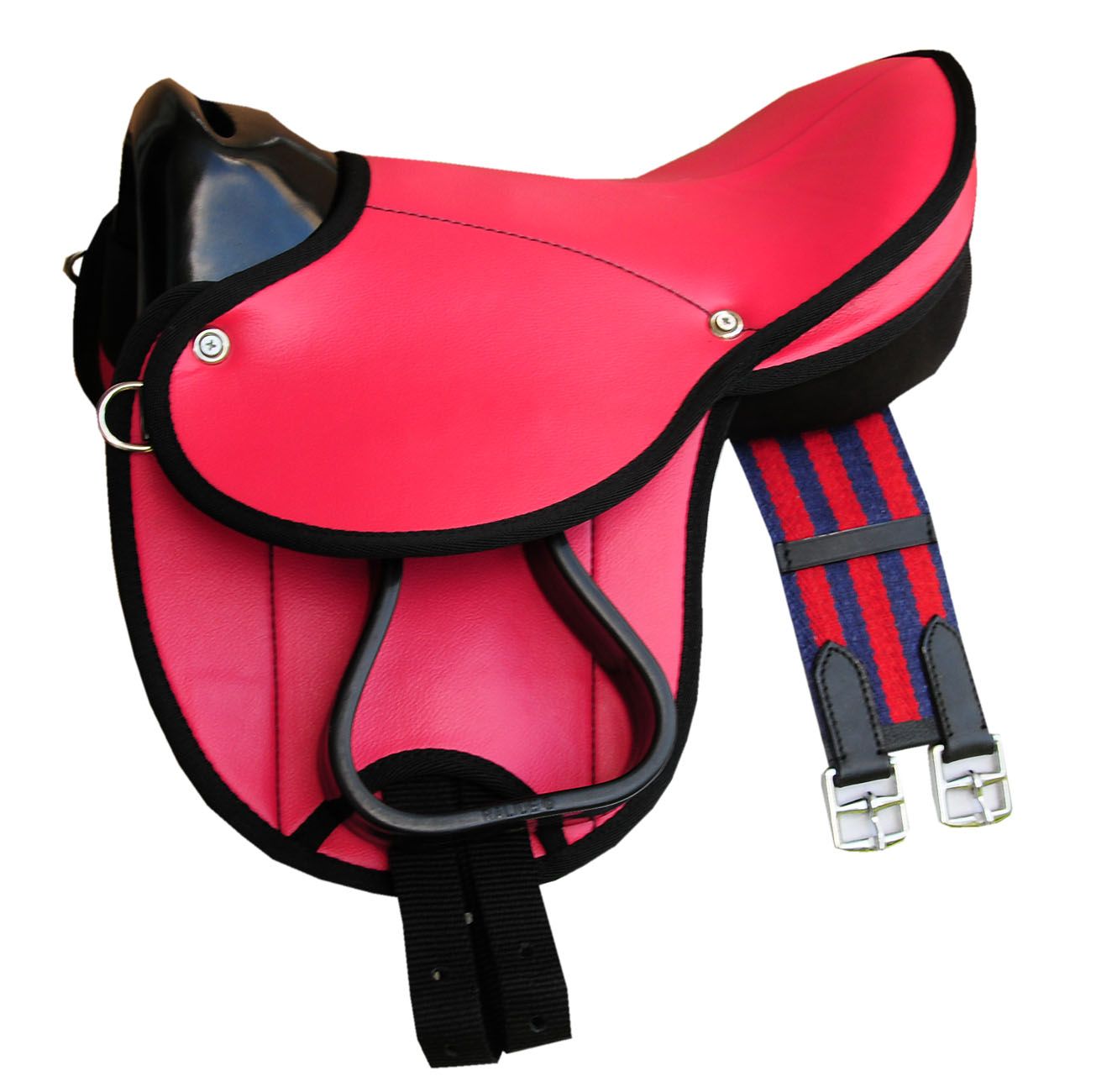 Roter Pony-Shettysattel mit Steigbügeln und rotem/blauem Gurt. Schwarze Steigbügelriemen. Metallverschlüsse.
