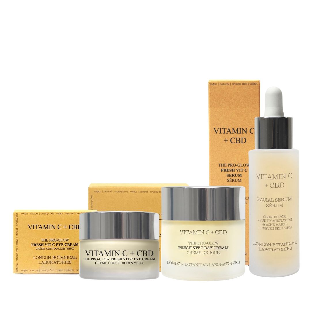 Mehrere Kosmetikprodukte: Augencreme, Tagescreme und Serum. Aufschrift: Vitamin C + CBD. Verpackung in Kartons und Tiegeln mit silbernen Deckeln.