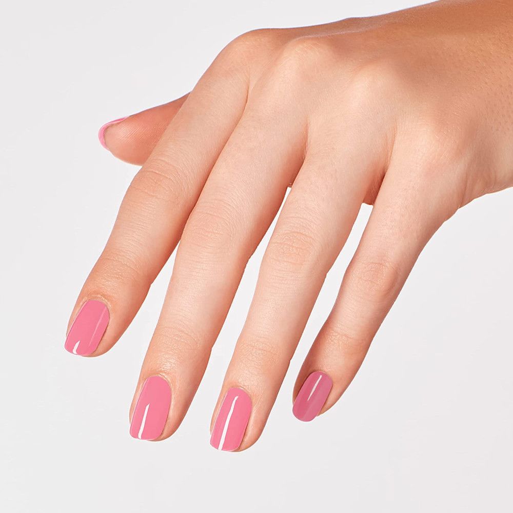 Hand mit lackierten Nägeln. Die Nägel sind mit rosa Nagellack lackiert. Die Hand ist leicht geöffnet.