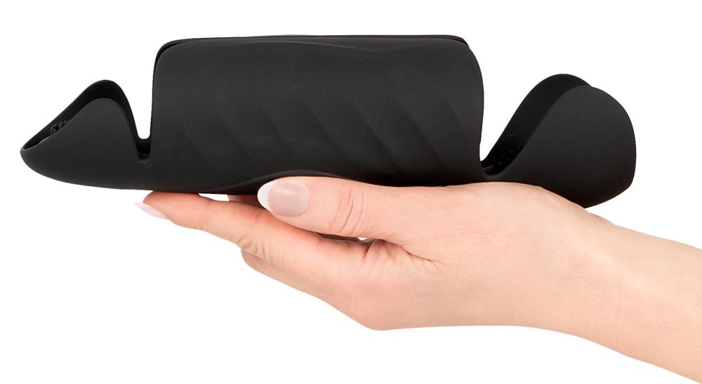 Schwarzes Produkt in einer Hand gehalten. Gezeigt in einer seitlichen Ansicht.