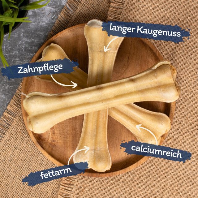 Kauknochen auf Holzplatte. Beschriftung: langer Kaugenuss, Zahnflege, calciumreich, fettarm. Braune Oberfläche.
